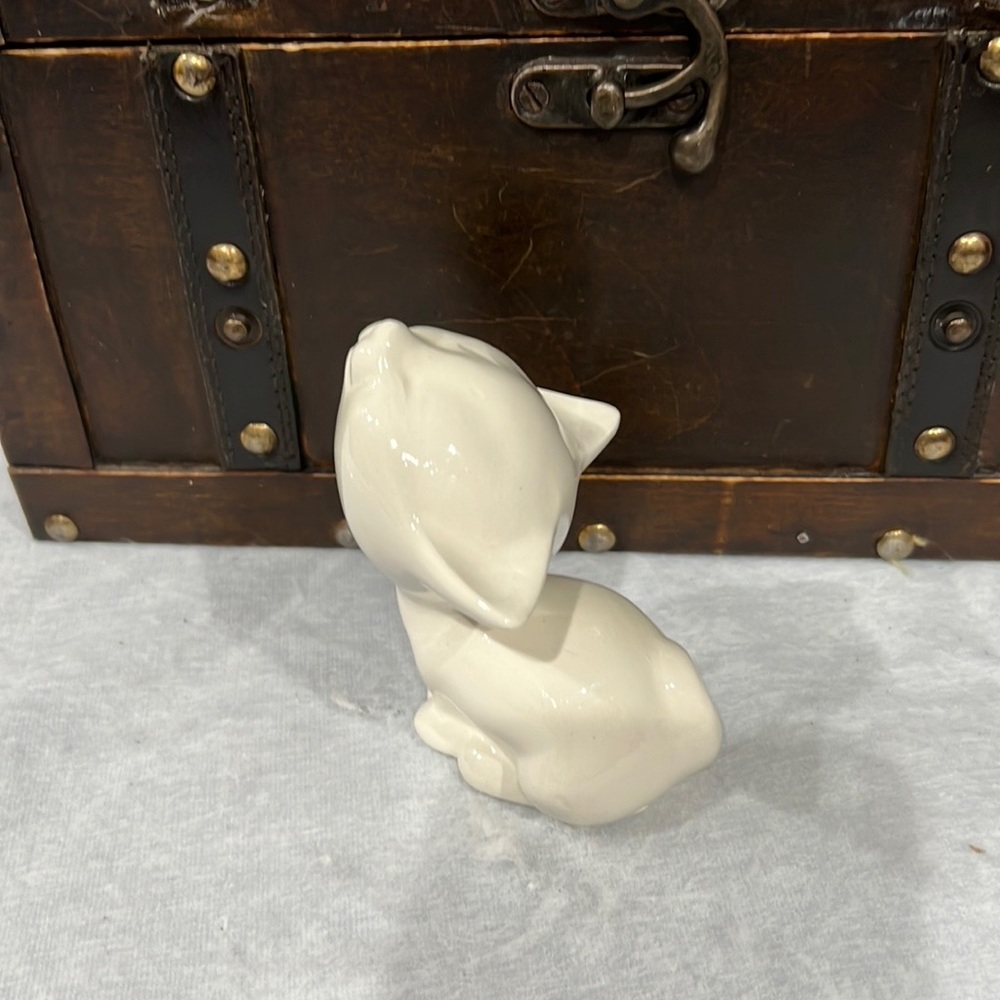 Handmaid, Cute little ceramic cat painted it in beige. - Picture 8 of 9